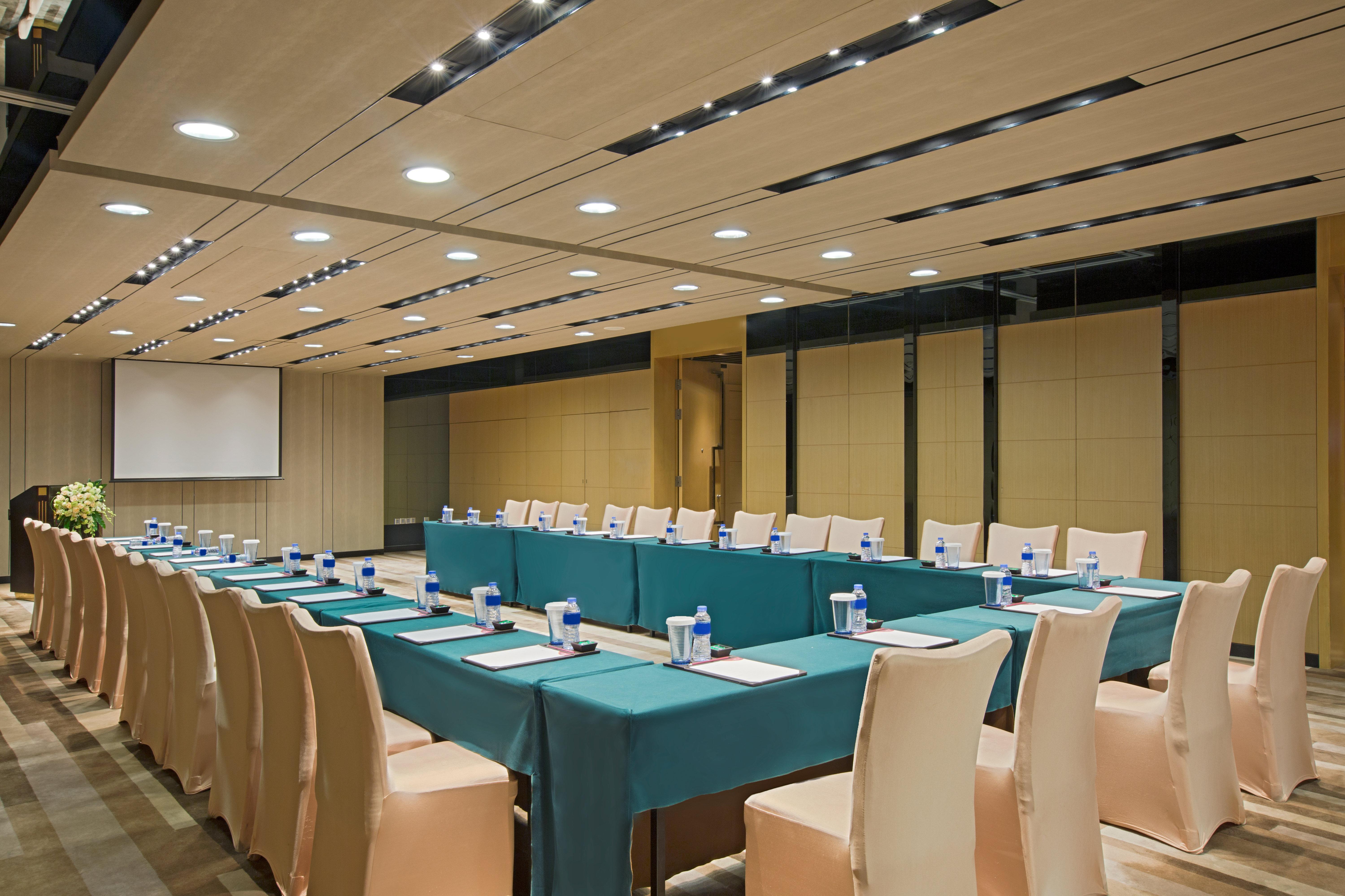 Crowne Plaza Guangzhou Huadu By Ihg - Free Shuttle Bus Between Hotel To Exhibition Center During Canton Fair Exterior photo